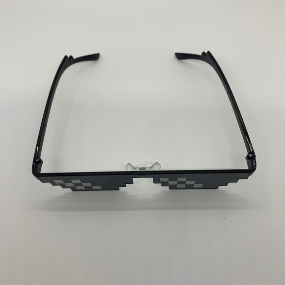 Meme 8-bit pixelated sunglasses 🕶 old school game - Picture 7 of 12